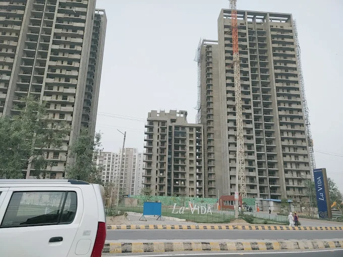 Main entry to Tata La Vida on Bajghera Road
